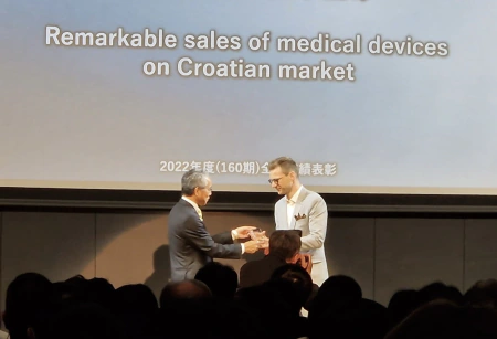 Josip Roca receiving Shimadzu Corporation recognition for the best medical-device sales result in Croatia in 2022